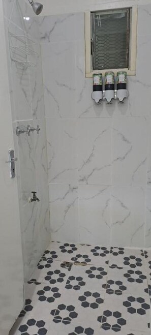 Haartrockner, Handtücher, Seife, Toilettenpapier