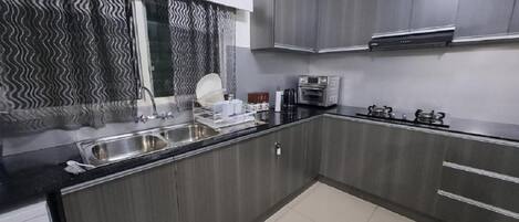 Kylskåp, mikrovågsugn, ugn och spishäll