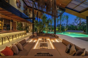 Deluxe Villa, Pool View | Living room
