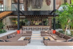 Deluxe Villa, Pool View | Living room | Flat-screen TV - Villa Baratega (Kerobokan)