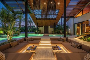 Deluxe Villa, Pool View | Living room