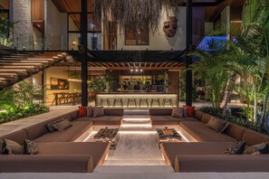 Biệt thự Deluxe, quang cảnh hồ bơi | Phòng khách | TV màn hình phẳng 