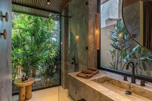 Deluxe-villa - udsigt til pool | Badeværelse | Hårtørrer, håndklæder, Sæbe, Shampoo