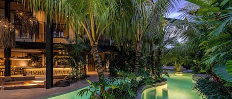 Hồ bơi ngoài trời