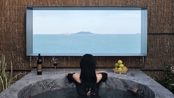 Deep-soaking bathtub