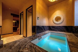 Signature Studio Suite, Sea View | Desk, laptop workspace, blackout drapes, soundproofing