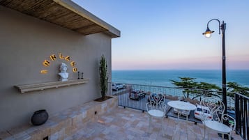 Suite estudio Prestigio, vista al mar | Escritorio, espacio para trabajar con laptop y cortinas blackout