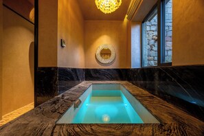 Signature Studio Suite, Sea View | Desk, laptop workspace, blackout drapes, soundproofing