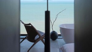 مكتب ومساحة عمل للكمبيوتر المحمول وستائر تعتيم وتجهيزات عازلة للصوت