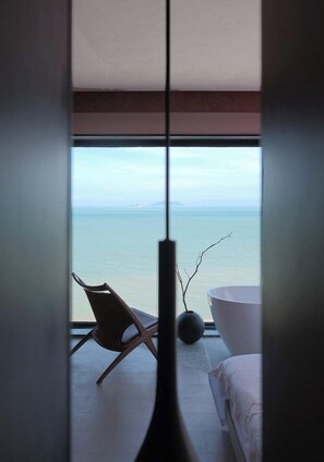 Desk, laptop workspace, blackout curtains, soundproofing - Qingdao Innland sea-view designer (Qingdao)