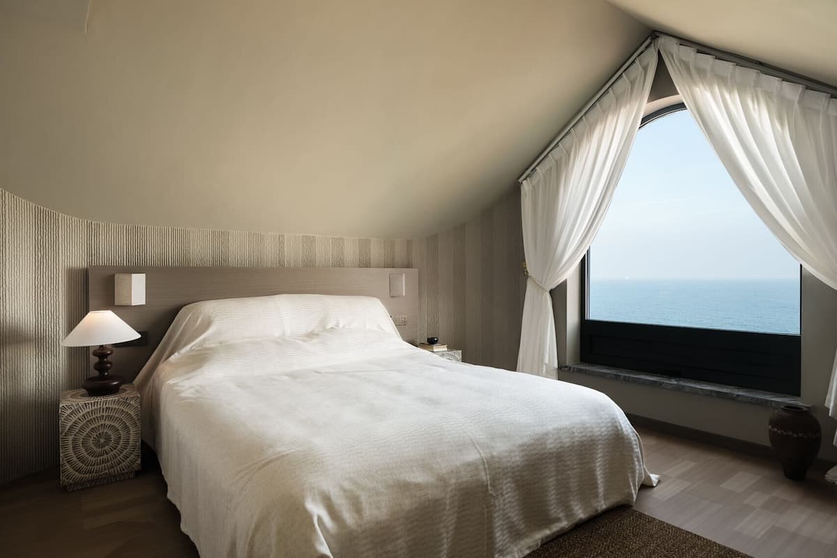 Signature-Doppelzimmer, Terrasse, Meerblick | Schreibtisch, laptopgeeigneter Arbeitsplatz, Verdunkelungsvorhänge