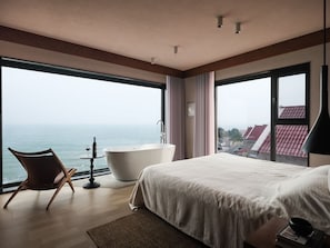 Habitación Confort doble, vistas al mar | Escritorio, espacio para trabajar con un portátil, cortinas opacas