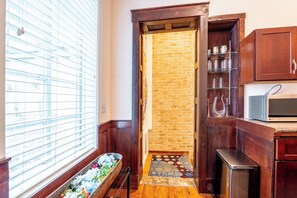 Interior - Charming 3B2.5b house with AC, WiFi in historic district of Savannah (Savannah)
