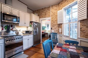 Private kitchen - Charming 3B2.5b house with AC, WiFi in historic district of Savannah (Savannah)