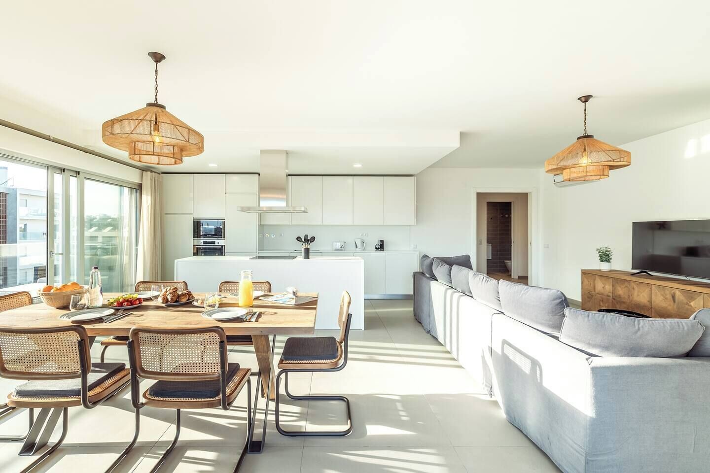Een modern appartement met een eethoek, keuken en woonkamer.