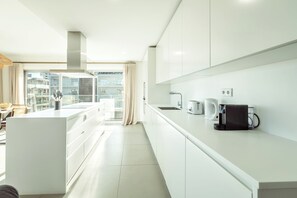 Kühlschrank, Mikrowelle, Ofen, Geschirrspüler