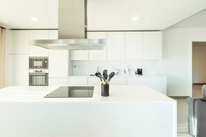 Kjøleskap, mikrobølgeovn, ovn og oppvaskmaskin