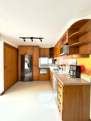 Microwave, oven, stovetop, dishwasher - "Your home away from home" The Yellow corner, with private Jacuzzi. (Medellín)
