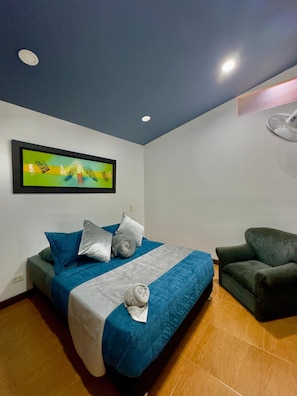 3 bedrooms, iron/ironing board, WiFi, bed sheets - "Your home away from home" The Yellow corner, with private Jacuzzi. (Medellín)