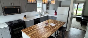 Newly remodeled 3-bedroom ranch with pool table, patio, and grill in Urbandale.