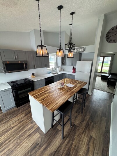 Newly remodeled 3-bedroom ranch with pool table, patio, and grill in Urbandale.