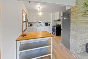 Een koelkast, een microgolfoven, een oven, een kookplaat