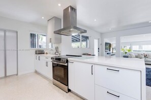 Microwave, oven, stovetop, dishwasher - NEW! Luxurious Miami Oasis – 3BD/2BTH Near Beaches, Airport & Entertainment (Miami)