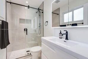 Shower, hair dryer, towels, soap - NEW! Luxurious Miami Oasis – 3BD/2BTH Near Beaches, Airport & Entertainment (Miami)