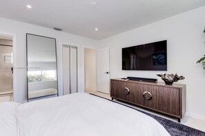 3 bedrooms, iron/ironing board, WiFi, bed sheets - NEW! Luxurious Miami Oasis – 3BD/2BTH Near Beaches, Airport & Entertainment (Miami)