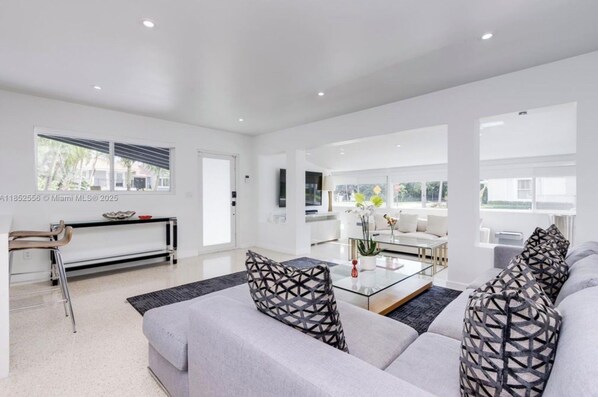 Smart TV - NEW! Luxurious Miami Oasis – 3BD/2BTH Near Beaches, Airport & Entertainment (Miami)