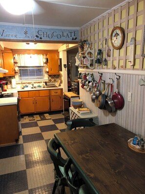 Microwave, oven, stovetop, dishwasher - Pet Friendly Charming 3-bedroom cottage in Cape May with AC, WiFi (Cape May)