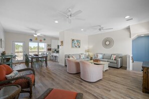 Téléviseur connecté, table de baby-foot, livres