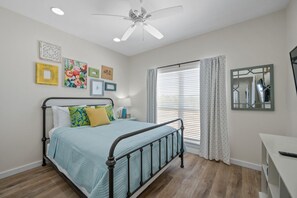 3 chambres, bureau, fer et planche à repasser, lit de bébé portatif