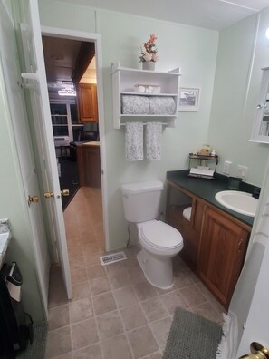 Sèche-cheveux, serviettes fournies, savon, papier toilette