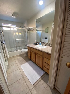 Hair dryer, towels, toilet paper - Ski-Lease with private garage Lake Tahoe Incline Village (Incline Village)