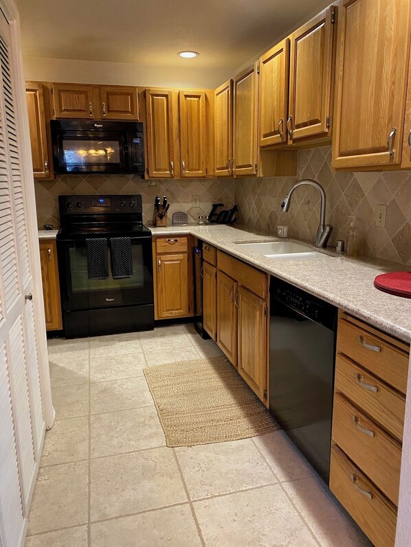 Private kitchen - Ski-Lease with private garage Lake Tahoe Incline Village (Incline Village)