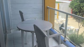 Habitación Deluxe, 1 habitación, vistas a la playa | Terraza o patio