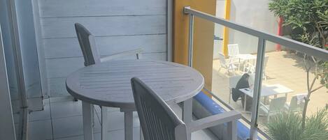 Deluxe-værelse - 1 soveværelse - strandudsigt | Terrasse/gårdhave