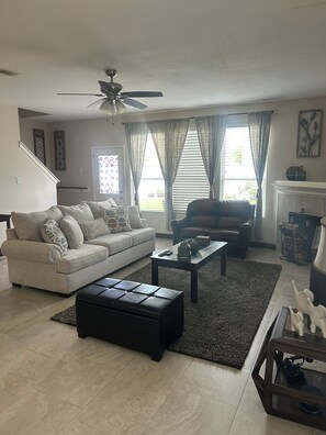 智能电视、壁炉、DVD 播放器、书