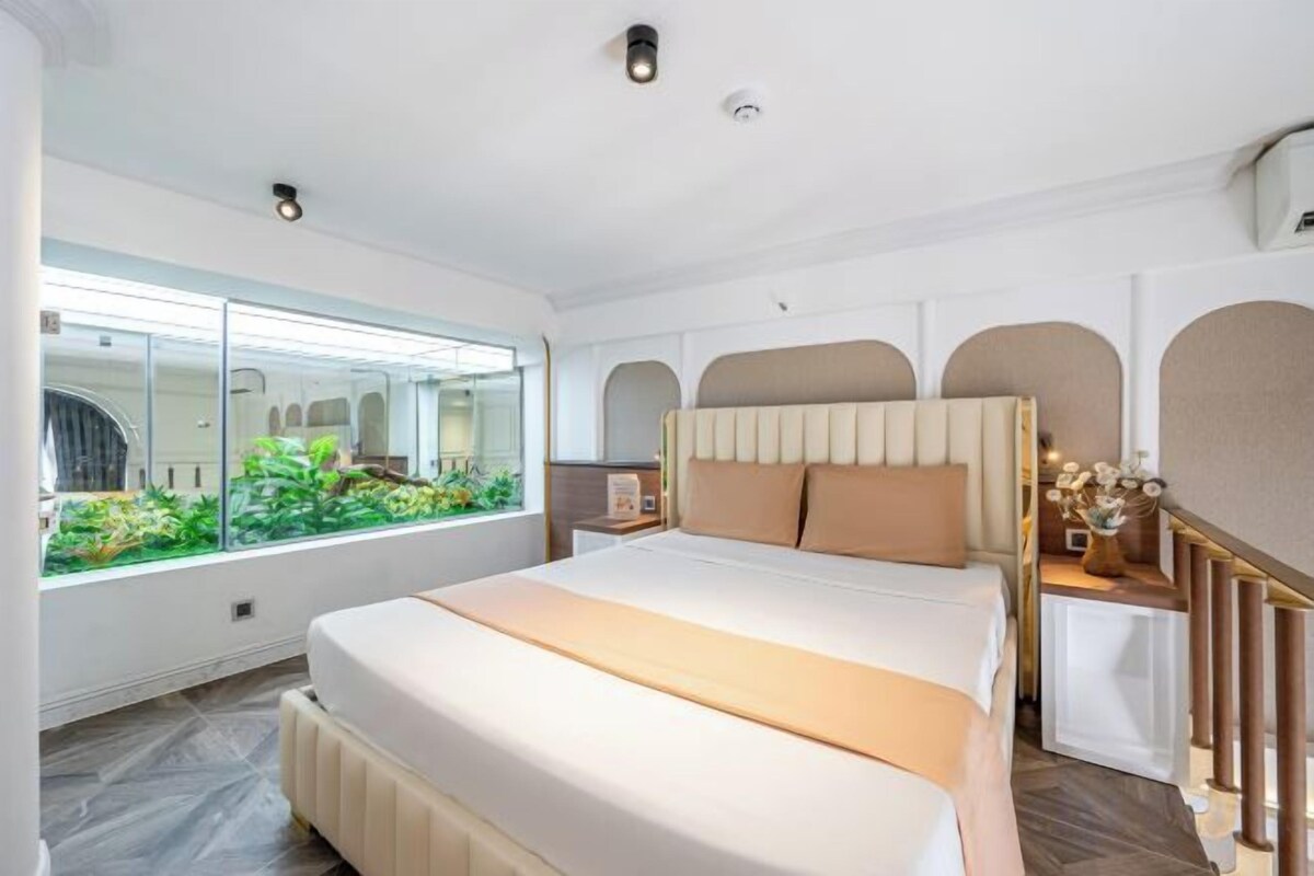 Egyptian cotton sheets, premium bedding, minibar, desk