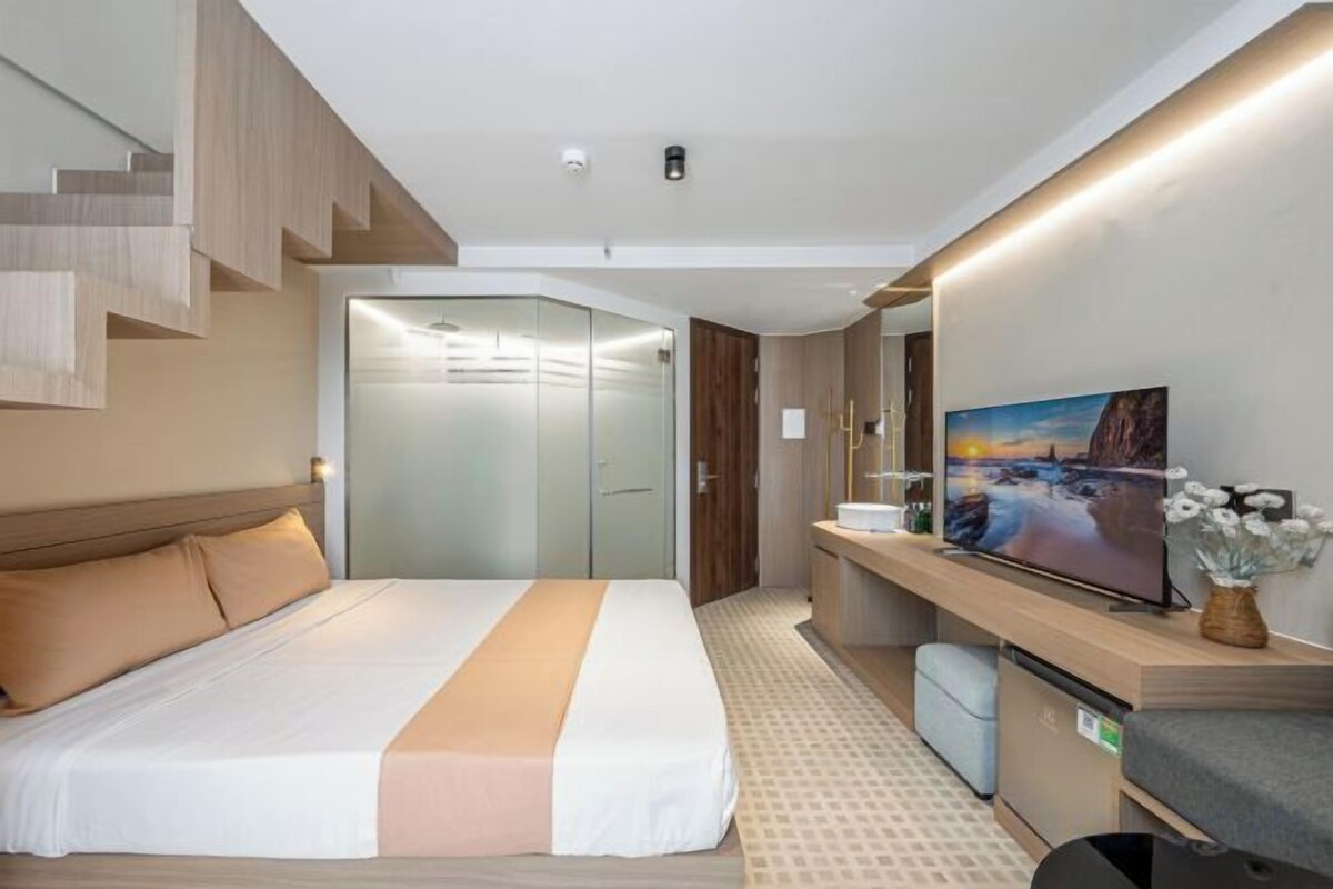 Egyptian cotton sheets, premium bedding, minibar, desk