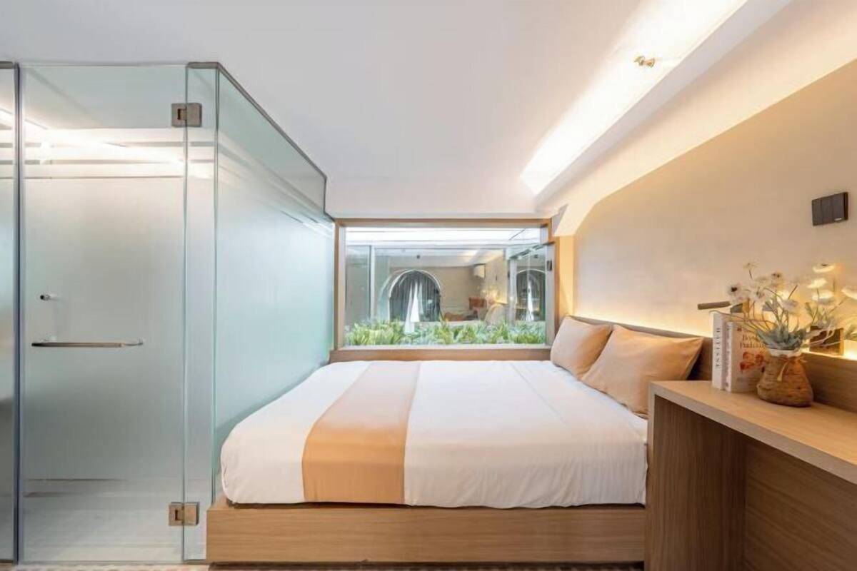 Egyptian cotton sheets, premium bedding, minibar, desk
