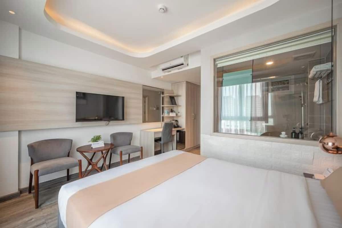 1 bedroom, Egyptian cotton sheets, premium bedding, minibar