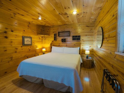 Pool+Wifi+Deck+3mi to Downtown Wild Plum Cabin#1