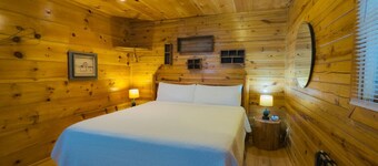 Pool+Wifi+Deck+3mi to Downtown Wild Plum Cabin#1