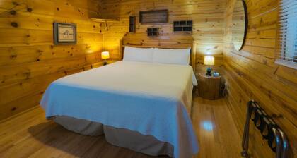 Pool+Wifi+Deck+3mi to Downtown Wild Plum Cabin#1