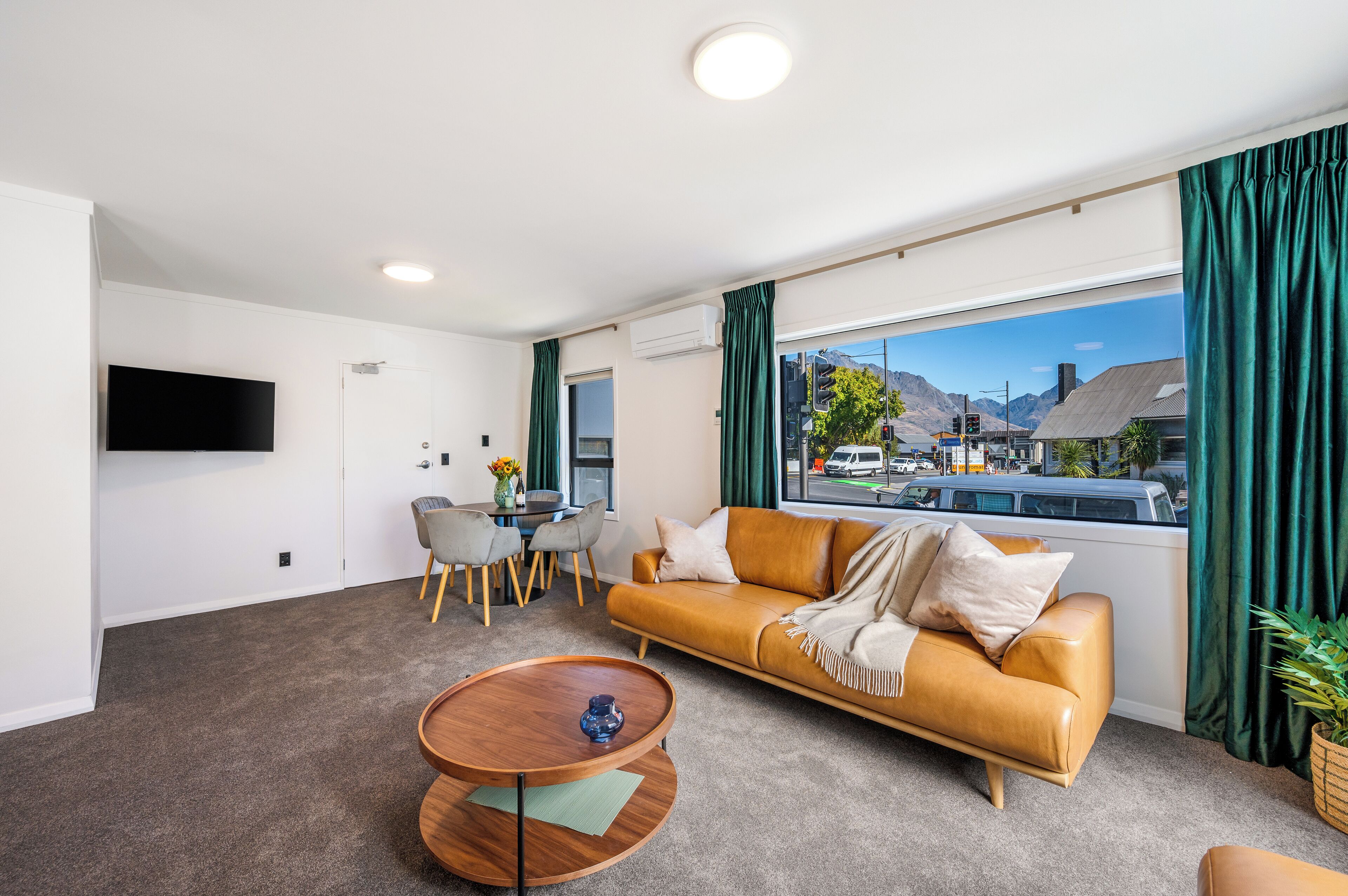 Suite de lujo, 2 habitaciones, vistas al jardín | Zona de estar | Smart TV de 43 pulgadas con canales por cable