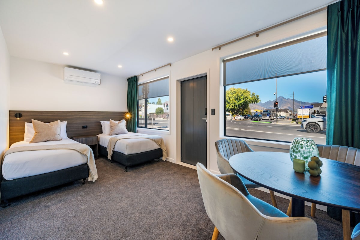 Suite Luxury, 1 camera da letto | Area soggiorno | Smart TV 43 pollici con canali via cavo