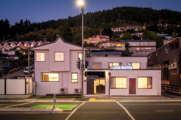 Front of property - Luxe Suites and Apartments (Queenstown)