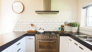 A kitchen with a stove, oven, and a window. - LUXURY IN THE HEART OF ORANGE. 1 MINUTE WALK TO BEST CAFES AND RESTAURANTS (Orange)